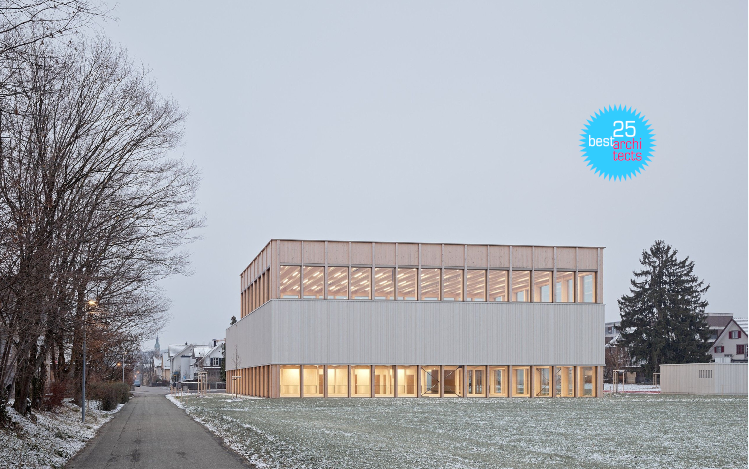 Sporthalle roter Sportplatz
